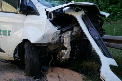 Transporter faehrt Boeschung an der Autobahnzufahrt Leonberg-Ost runter